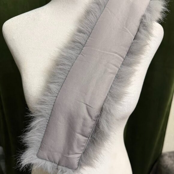 Grey Faux Fur Scarf Collar With Pom Pom – Elegant Winter Wrap for Women - Picture 5 of 5